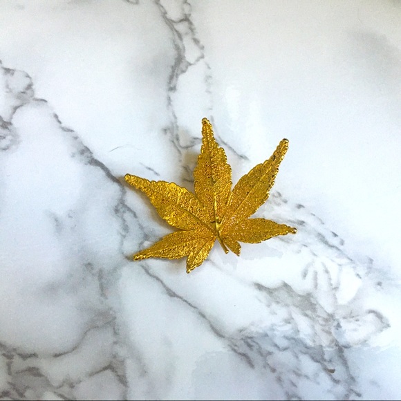 Gold Dipped Maple Leaf Pin - Picture 2 of 5